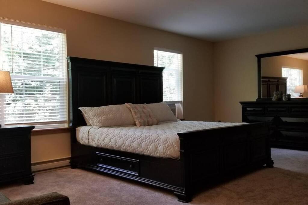 *Amenity-Filled Waterfront Oasis @Saw Creek Estates Near Waterfalls And Hiking* East Stroudsburg Exterior foto